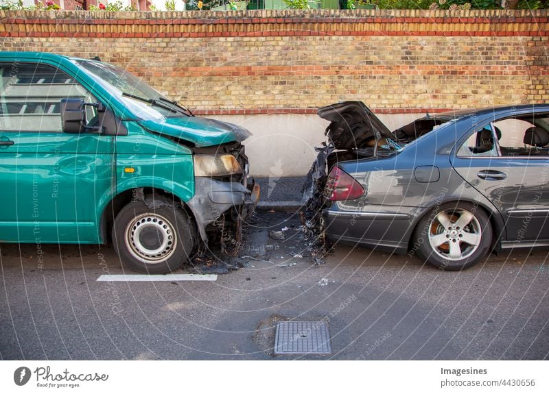 Brandstiftung auf dem Parkplatz im Wohnviertel nach dem Löschen. Unfall auf der Straße. Autobrand, verbrannte kaputte Autos. Zwei teilweise ausgebrannte Autos nach einem Brand, zerschlagene Fenster bei geöffnetem Kofferraum