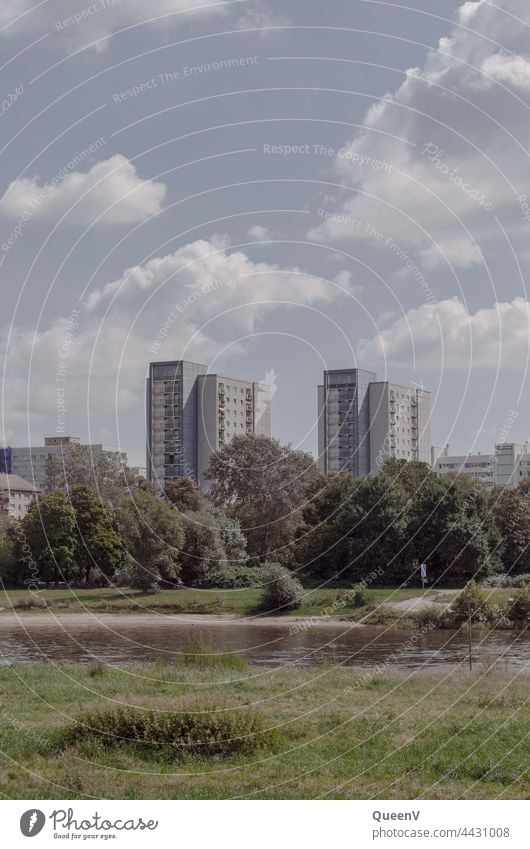 Zwei Gebäude an der Elbe in Dresden Elbufer Sachsen Architektur Moderne Architektur Wohnung Miete Wohnungssuche Stadt Hauptstadt Gentrifizierung Mietendeckel