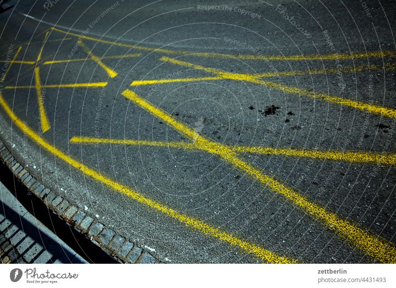 Straßenmarkierung fahrbahnmarkierung straße radweg abbiegen asphalt ecke fahrradweg hinweis kante kurve linie links navi navigation orientierung pfeil rechts