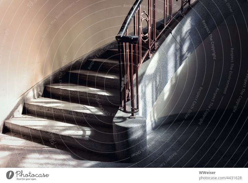 Niemand kann sich mehr daran erinnern, wohin diese Treppe führt lost place Treppenstufen Treppenhaus Wendeltreppe Geländer Licht Stufen Schatten vergessen