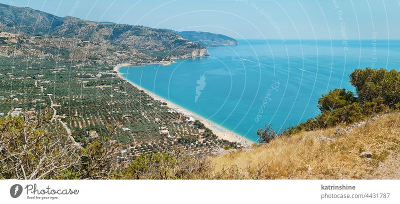 Panoramablick auf den Yachthafen von Mattinata Beach in Apulien, Italien panoramisch Strand MEER Gargano Jachthafen von Mattinata Textfreiraum Meereslandschaft