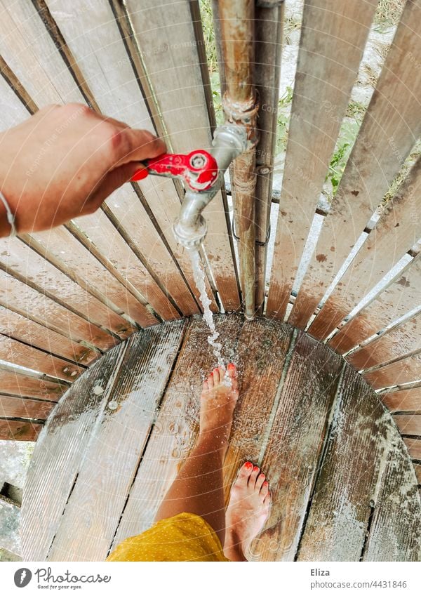 Eine Frau wäscht sich an einer Stranddusche den Sand von den Füßen waschen Urlaub Dusche Dusche (Installation) Wasser draußen strandurlaub Wassertropfen Beine