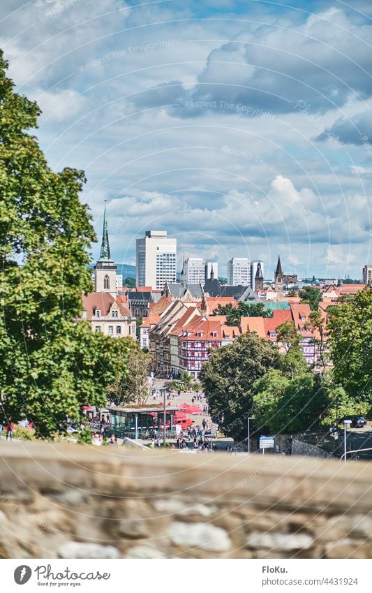 Blick über den Erfurter Domplatz Thüringen stadt Stadtzentrum Architektur Altstadt Tag Wolken Straße Platz Mauer Fassade Dächer Landeshauptstadt Sonnenschein