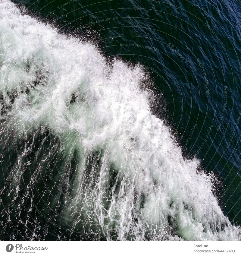 Die Nordsee schäumt vor Wut. Wasser und Gischt überall. Wie kann es die Fähre nur wagen, mich  von Helgoland zum Festland zu fahren! Ich will doch bleiben! Meer