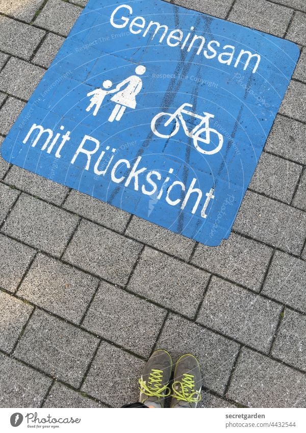 Vorsicht ist besser als Nachsicht. Rücksicht Fahrrad Fußgänger Fussboden Bürgersteig Schild Füsse Sneaker Gemeinsam Gemeinschaft Rücksichtnahme