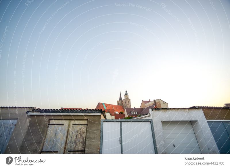 altstadt Altstadt historisch Menschenleer Fassade Garagen Kirchturm Kirche Himmel Textfreiraum oben Farbfoto Außenaufnahme Stadt Brandenburg Fläming Jüterbog