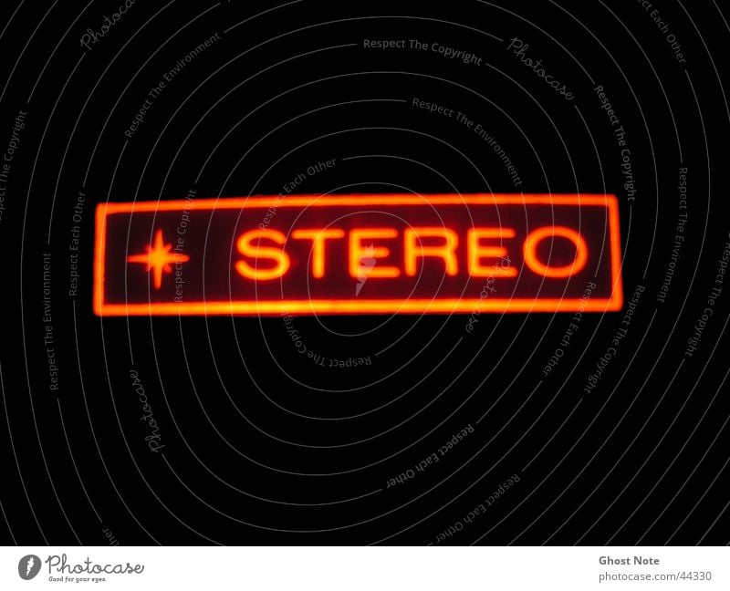 STEREO stereo Musik rot schwarz Licht Makroaufnahme Nahaufnahme Schriftzeichen Aktien Klang