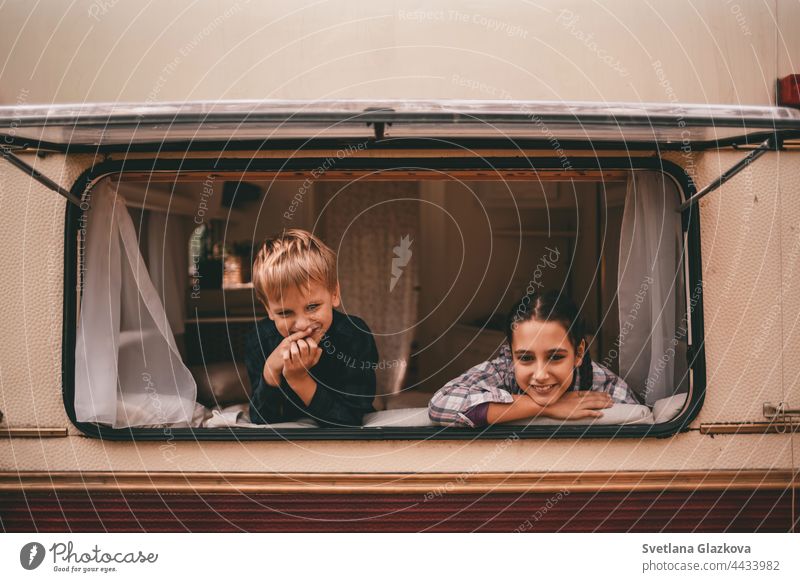 Glückliche Familie auf einem Campingausflug zur Entspannung im Herbstwald. Wohnmobil-Anhänger. Herbstsaison Ausflug ins Freie fallen Natur Vater Mutter