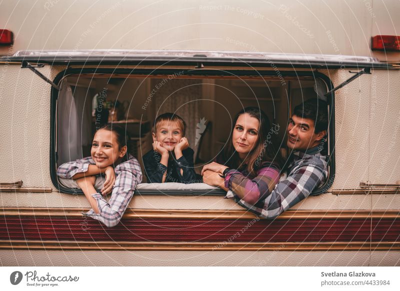 Glückliche Familie auf einem Campingausflug zur Entspannung im Herbstwald. Wohnmobil-Anhänger. Herbstsaison Ausflug ins Freie fallen Natur Vater Mutter