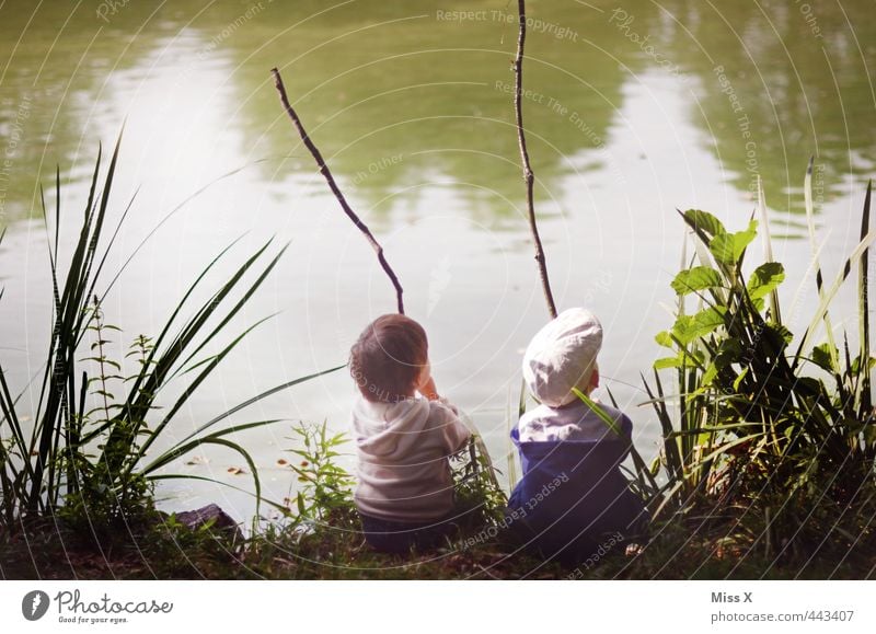 Auswerfen Freizeit & Hobby Spielen Angeln Kinderspiel Kleinkind Geschwister Bruder Freundschaft Kindheit 2 Mensch 1-3 Jahre 3-8 Jahre Schönes Wetter Park Küste