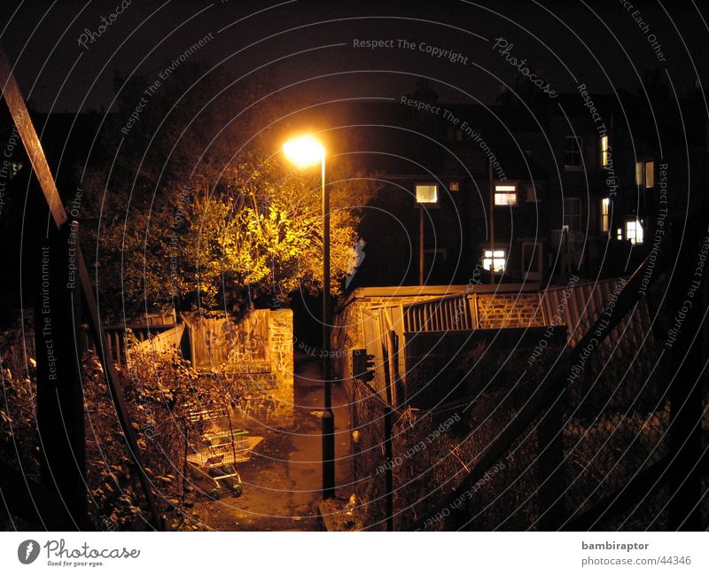 Gasse Elendsviertel Angst Rinnstein Nacht dunkel Laterne Einkaufswagen Müll gelb Licht Sackgasse trist Sorge Panik dreckig Lichterscheinung Kontrast Treppe