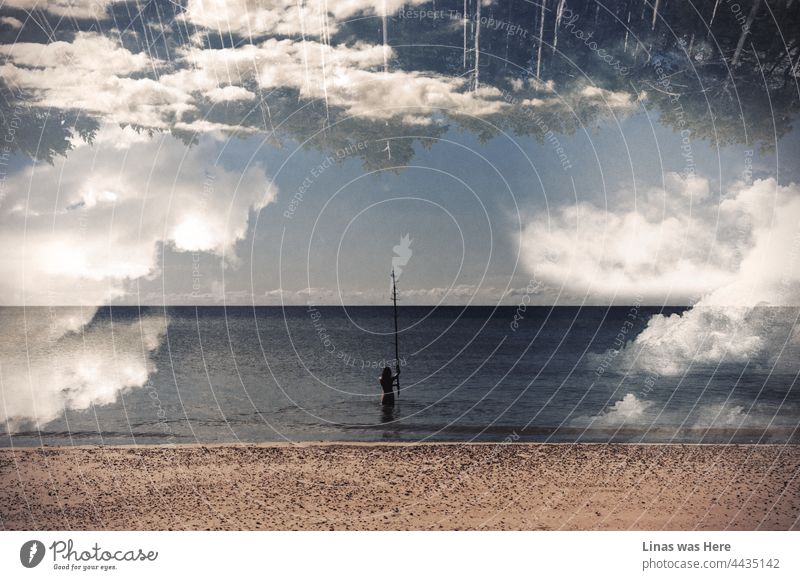 Mit Hilfe von Doppelbelichtung wurde eine surreale Ansicht geschaffen. Eine Mischung aus Wald, der aus dem Himmel wächst, und einem leeren Strand mit einem einsamen Mädchen, das im Wasser steht und einen toten Baum hält. Weiße Wolken, goldener Sand und blauer Himmel vermitteln ein warmes Gefühl des Sommers.