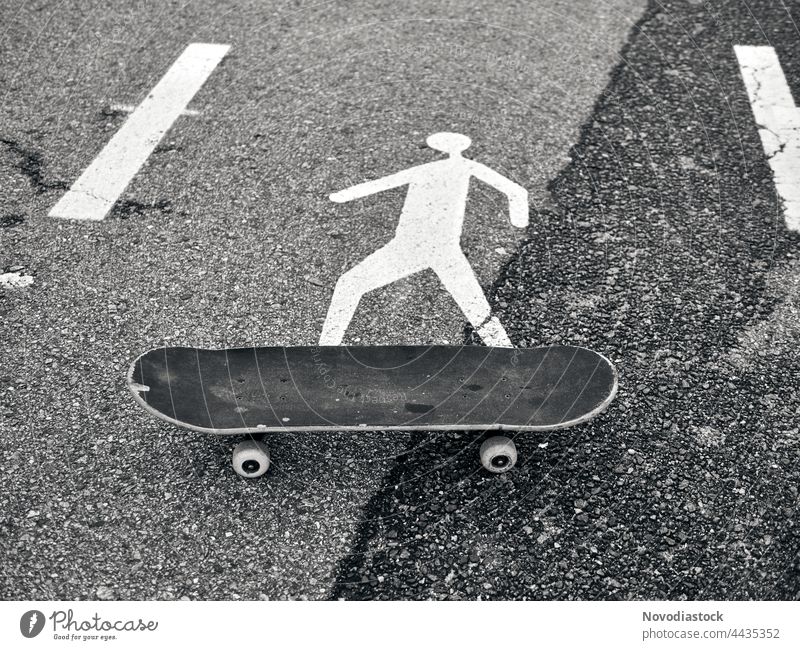 Fußgänger-Symbol auf einem Skateboard, schwarz-weißes Bild Ikon Zeichen Verkehrsschild Schilder & Markierungen Hinweisschild Warnschild Außenaufnahme Straße