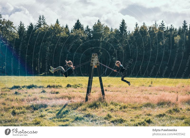 Kinder schaukeln im Wald Spielplatz Freiheit Natur Landschaft Himmel Gras Feld Sommer Menschen Familie Baum reisen im Freien Mädchen pendeln swinging Spielen