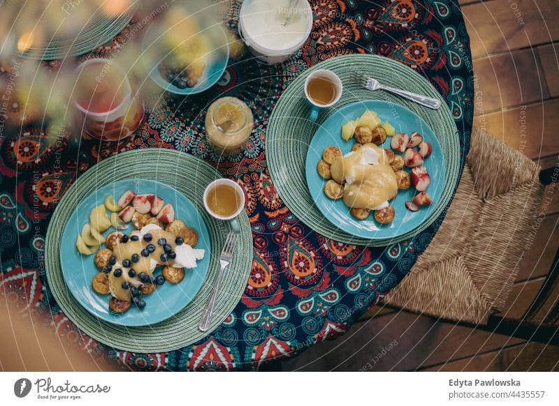 Frühstück mit Pfannkuchen und Obst auf dem Tisch Lebensmittel Dessert Tasse Tee süß Kaffee Teller trinken Snack lecker gebacken Frucht Sahne Feinschmecker