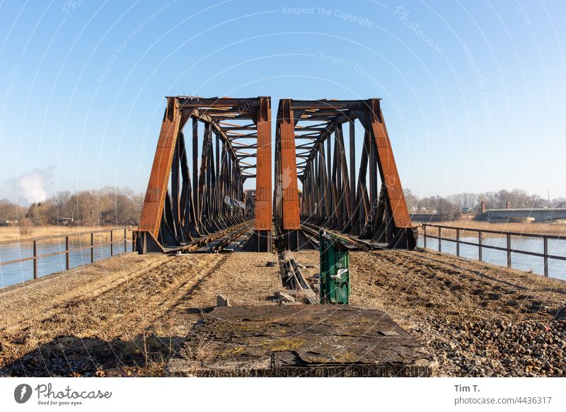 eine alte verrostete Eisenbahnrücke über die Oder Eisenbahnbrücke Brandenburg Farbfoto Außenaufnahme Brücke Menschenleer Architektur Tag Verkehrswege Bauwerk