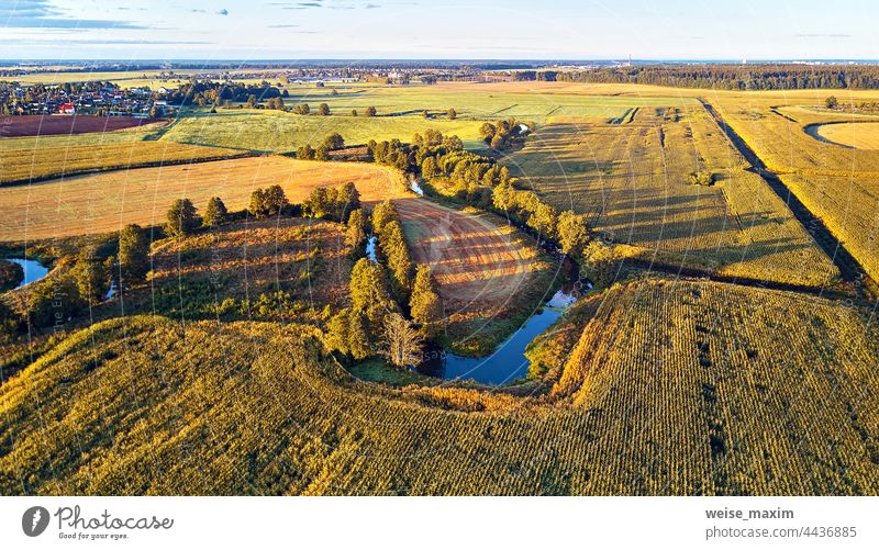 Sonnige Herbstlandschaft. Wiesen, Fluss, Dorf, Feldweg Weißrussland. Maisernte. September Antenne Ackerbau Ernte Panorama Landschaft Bauernhof Ansicht im Freien