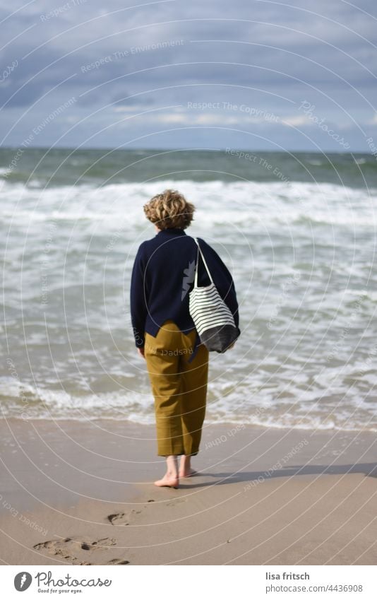 MEER - HERBST - BARFUSS - SYLT Meer Urlaub Auszeit Ruhe Wellen Erholung Natur Ferien & Urlaub & Reisen Außenaufnahme Strand Wasser Ferne Tourismus Sylt Frau