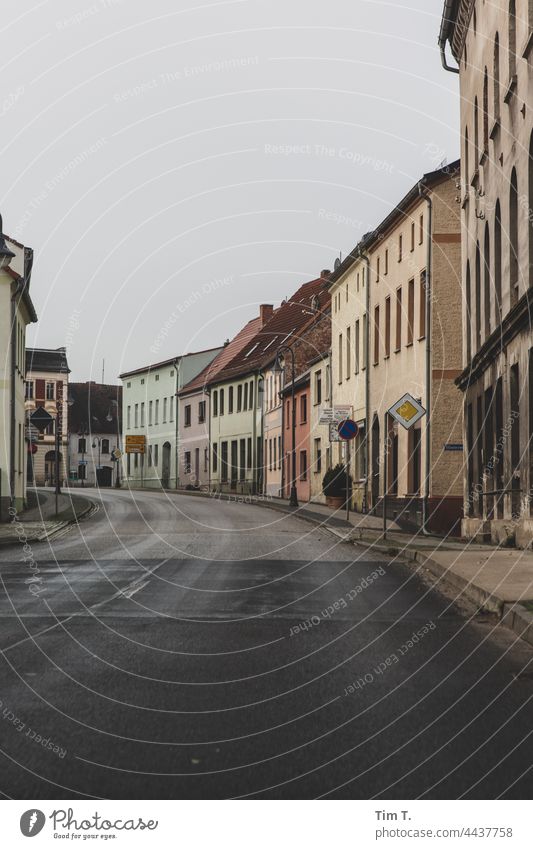 eine Straße durch einen Lausitzer Ort Brandenburg Menschenleer Außenaufnahme Farbfoto Tag Textfreiraum unten Himmel Deutschland Haus Textfreiraum oben Fenster