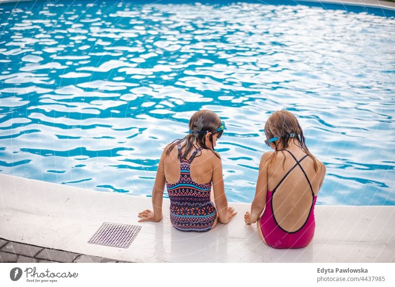 Kinder spielen im Freibad Sport Menschen Gesundheit blau Aktivität schwimmen platschen Erholung im Freien Resort Schwimmbad Wasser Pool Ferienpark aktiv