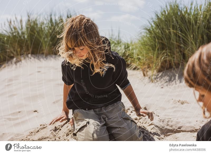 Zwei Schwestern spielen am Strand Freundschaft Schwesternschaft Liebe Zusammensein MEER Sand Himmel Wasser Urlaub reisen aktiv Abenteuer Sommerzeit Tag Freiheit