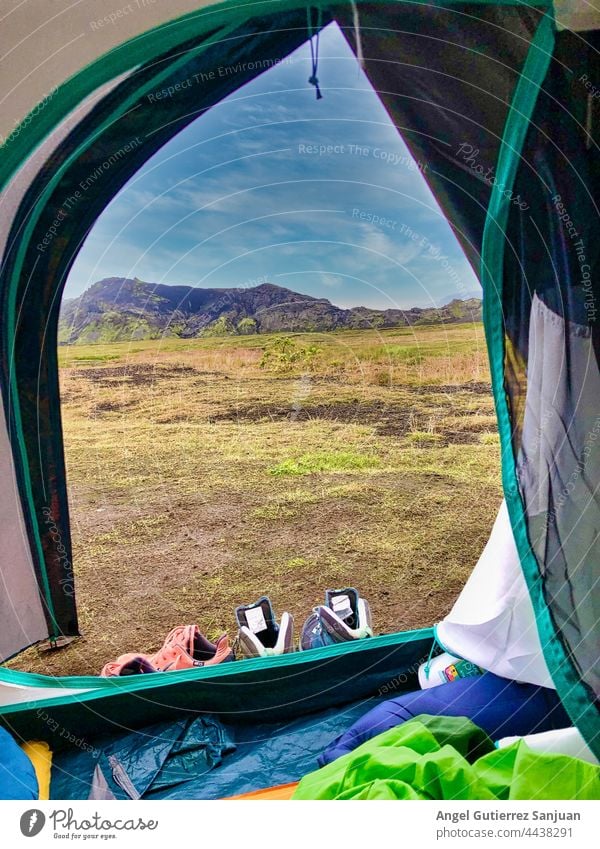 Zelt auf einer Wiese in den Bergen Lager Campingplatz Berge u. Gebirge Hochland Felsen Ambitus Feld Landschaft Natur malerisch wild Umwelt majestätisch Gras