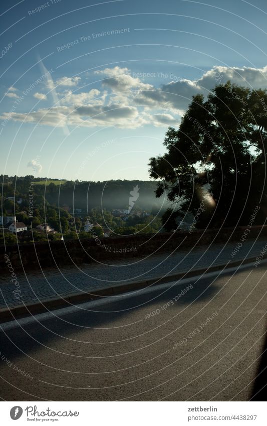 Nebel über Tábor stadt tal berg hügel siedlung straßem umgehungsstraße abend dämmerung tabor tschechien tschechei himmel wolke sommer nebel dunst grill dunstig