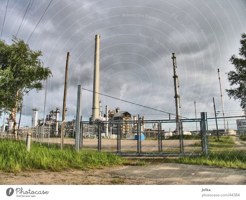 Ölbunker Industrie Turm Erdöl dunkel Raffinerie ölraffinerie shell Farbfoto