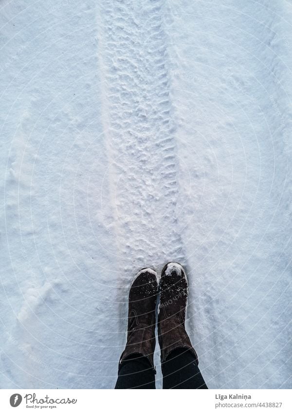 Hochformatige Ansicht von Stiefeln und Schnee Winter kalt Schneelandschaft Schneedecke Wetter Winterstimmung Wintertag weiß schneebedeckt Natur Winterlandschaft