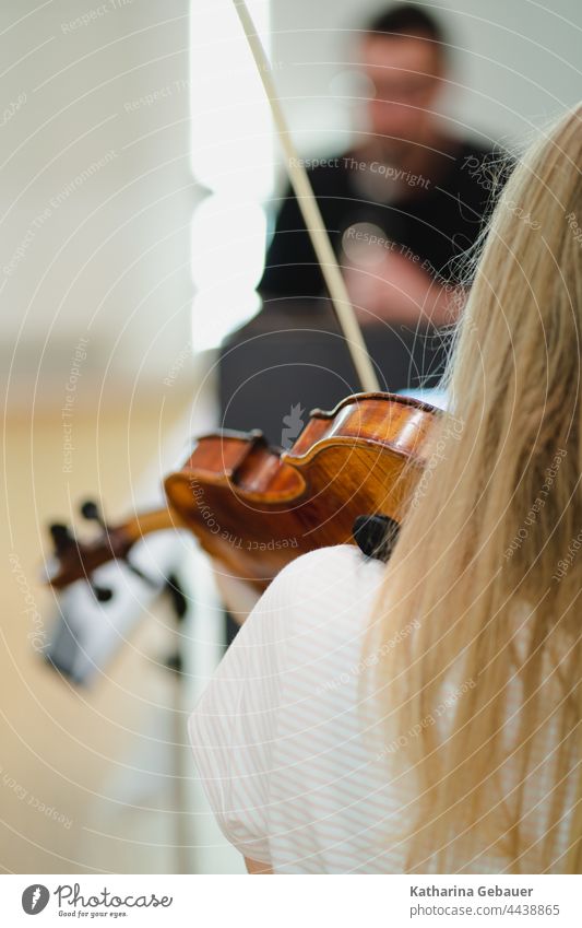 Frau spielt Geige in einem Ensemble geige kammermusikfestival klarinette Musik musikprobe Streichinstrument violine Bratsche musikinstrument Instrument