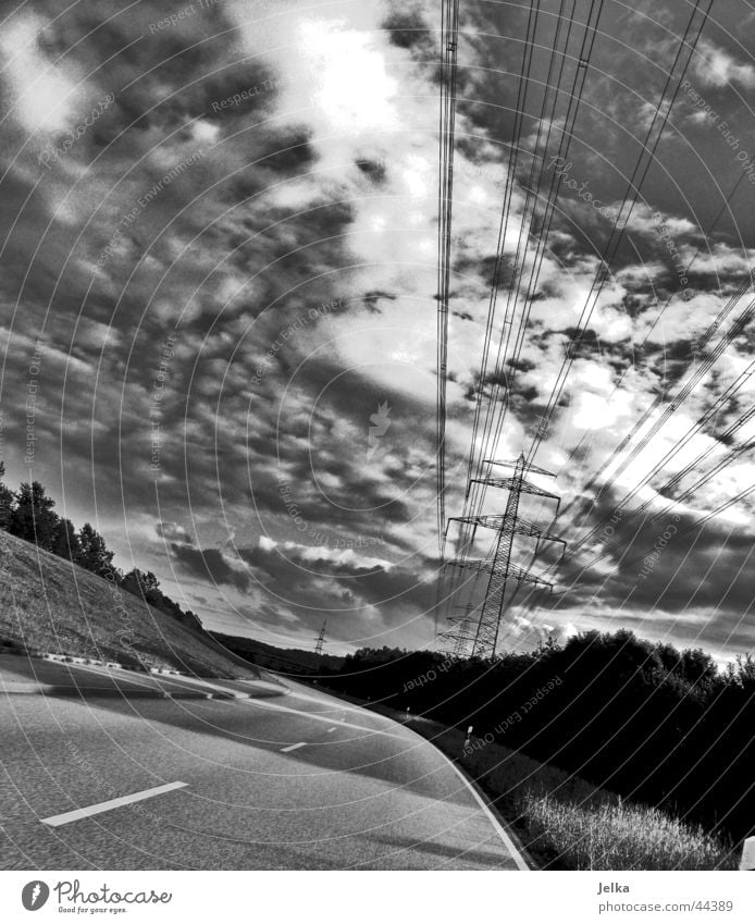 Der Schatten der Welt Sonne Kabel Himmel Wolken Verkehr Straße Wege & Pfade bedrohlich Wolkenhimmel Wolkenschatten Asphalt Mittelstreifen Elektrizität Deich