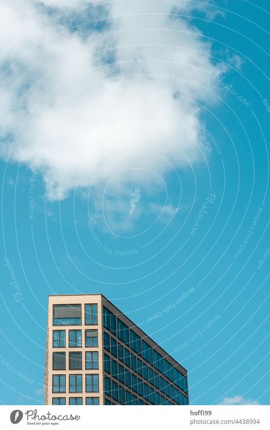 Hochhaus mit Wölkchen Wolke Blauer Himmel architektur modern city skyline hochhaus himmel Klotz Metropolitan Großstadt Kapitalwirtschaft Konstruktion