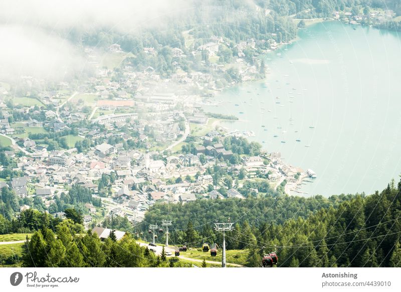 Blick auf St. Gilgen Wetter Nebel Stadt Aussicht See Wolfgangsee Seilbahn Ort Österreich Boote Wald Natur Landschaft Häuser Weite Weg Alpen Berge steil