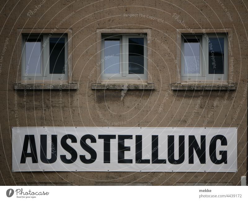 Moderne Aussttellung in marodem Gebäude Ausstellung Museum Kunst Architektur Sehenswürdigkeit Kultur Bauwerk Tourismus banner Werbung Hinweisschild Besucher