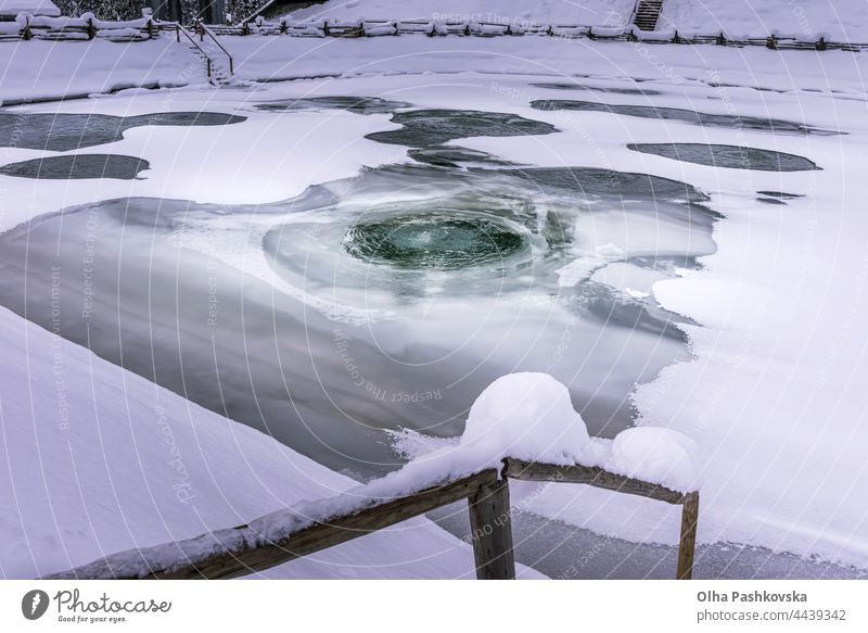 Fischteich mit schmelzendem Eis auf der Wasseroberfläche geschmolzenes Eis Hintergrund schön wenige Menschengruppe weiß im Freien schmelzendes Eis Schmelzen