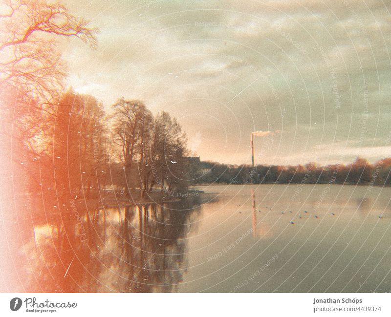 Chemnitzer fossile CO2 Schleuder hinter dem Schlossteich im Retro Stil Textfreiraum oben Menschenleer Heizkraftwerk Schornstein Farbfoto Außenaufnahme