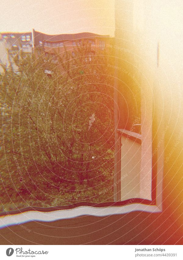 Ausblick Fenster 90er Jahre Style Light leak gelb orange zuhause Hobby vintage retro Freizeit & Hobby Farbfoto Balkon Hinterhof Aussicht Mietwohnung alt