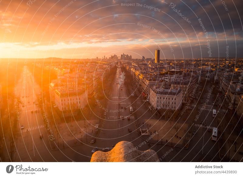 Stadtbild mit Straßen und Gebäuden unter Sonnenuntergang Himmel wolkig Architektur Route glänzend Großstadt Regie Abend Fassade wohnbedingt glühen farbenfroh