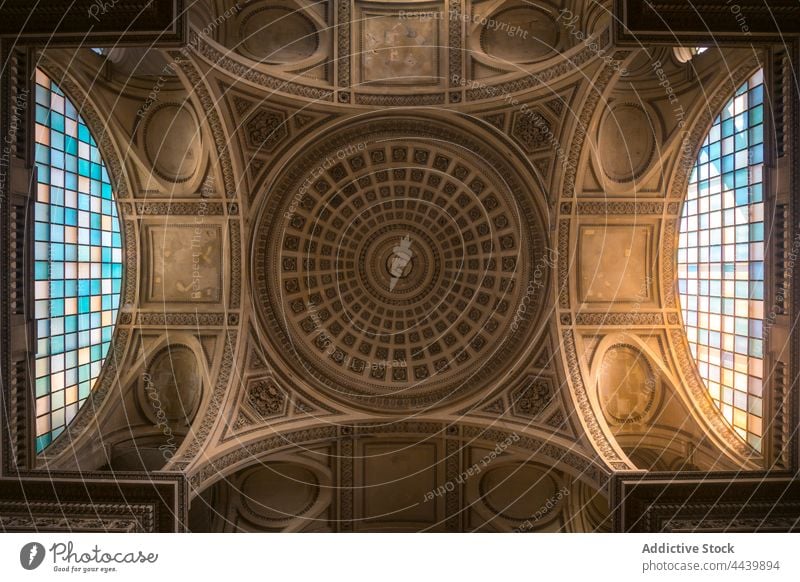 Innenraum der alten Kuppel mit Fenstern Hochschule Architektur Spalte Laufsteg Großstadt Dom Innenbereich historisch Erbe Stein Material Fliesen u. Kacheln kalt