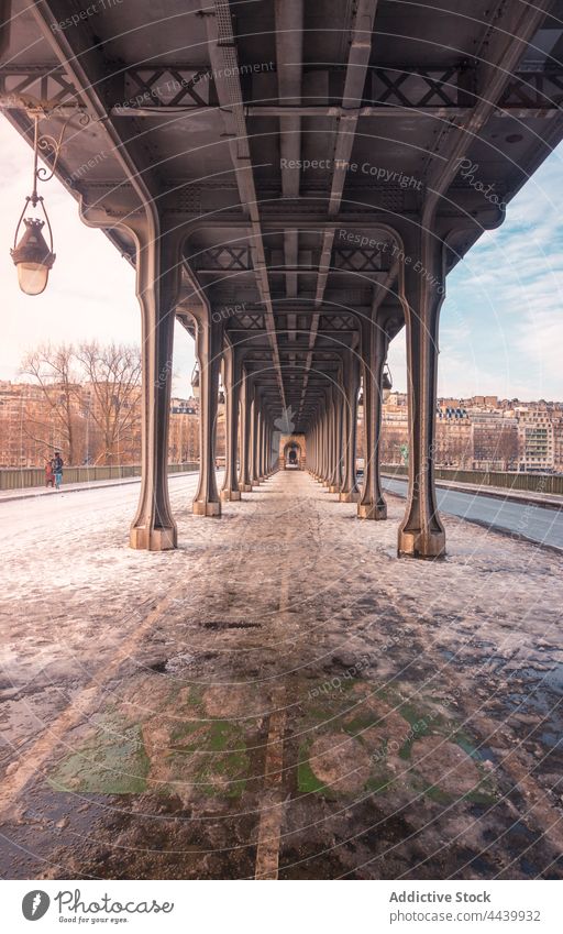 Langer Radweg auf verschneiter Brücke Winter Weg Fahrrad Schnee Straße gerade Großstadt Durchgang Fußgänger urban Regie Spaziergang Bürgersteig Europa