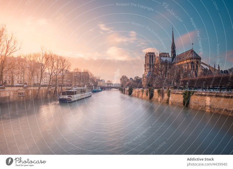 Motorschiff auf der Seine bei Sonnenuntergang Fluss historisch Kathedrale Architektur Wahrzeichen Schiff mittelalterlich Sightseeing Erbe katholisch Kultur