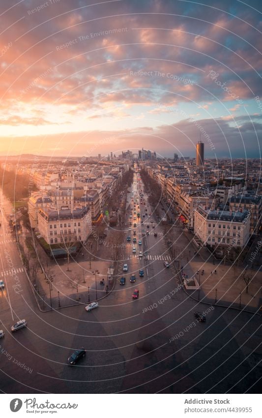 Stadtbild mit Straßen und Gebäuden unter Sonnenuntergang Himmel wolkig Architektur Route glänzend Großstadt Regie Abend Fassade wohnbedingt glühen farbenfroh