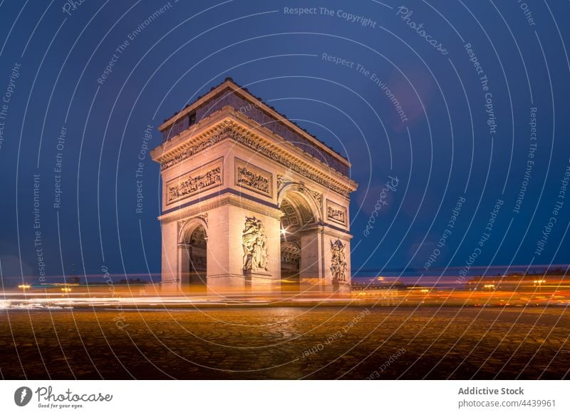 Triumphbogen mit Skulpturen auf dem Pflaster in der nächtlichen Stadt Bogen triumphal Statue Architektur Bildhauerei Kunst Ornament Quadrat Großstadt Nacht