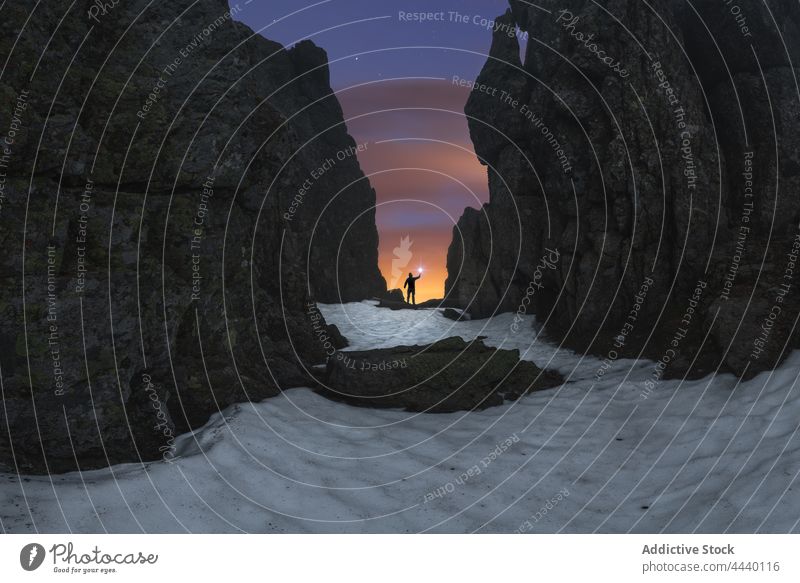 Reisende auf sandigem Terrain zwischen Felsen bei Sonnenuntergang Tourist Himmel Natur Hochland Landschaft massiv wolkig Fernweh sternenklar Berge u. Gebirge