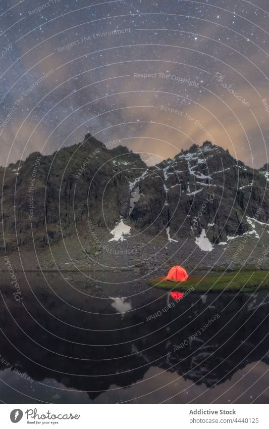 Zelt spiegelt sich im Fluss gegen Berg unter Sternenhimmel Berge u. Gebirge Himmel Natur Hochland Landschaft Galaxie Weltall Abend Kamm See sternenklar Lager