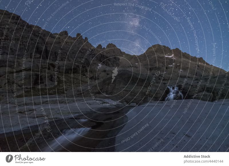 Felsiger Berg mit Wasserfall unter Sternenhimmel bei Nacht Natur Landschaft Felsen Berge u. Gebirge Umwelt See Stein strömen Klippe felsig Formation spektakulär