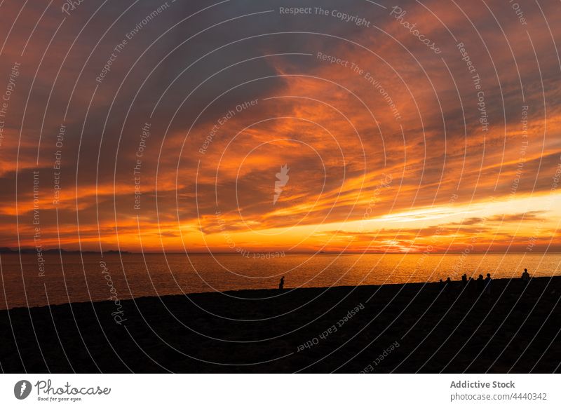 Tourist Silhouetten auf Meer Ufer unter Sonnenuntergang Himmel MEER wolkig Meereslandschaft Natur Landschaft Strand Abenddämmerung Reisender nachdenken