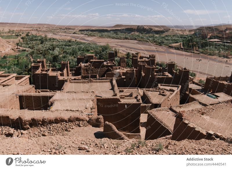 Ksar gegen Fluss und grüne Bäume unter blauem Himmel ksar Architektur Außenseite Natur Sightseeing historisch mittelalterlich Dorf Blauer Himmel tropisch