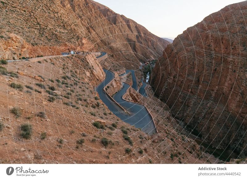 Canyon mit geschwungenen Straßen zwischen Bergkämmen bei Tageslicht Schlucht Dades Kamm Fluss Natur Hochland Landschaft Geologie massiv Atlas Königreich