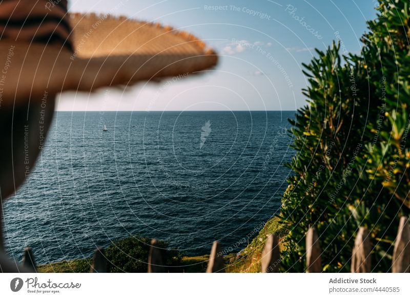 Crop-Tourist mit Strohhut bewundert das Meer Reisender nachdenken MEER Urlaub Tourismus Wochenende Natur Himmel Frau Kleidungsstück Ausflug Saint Jean de luz.